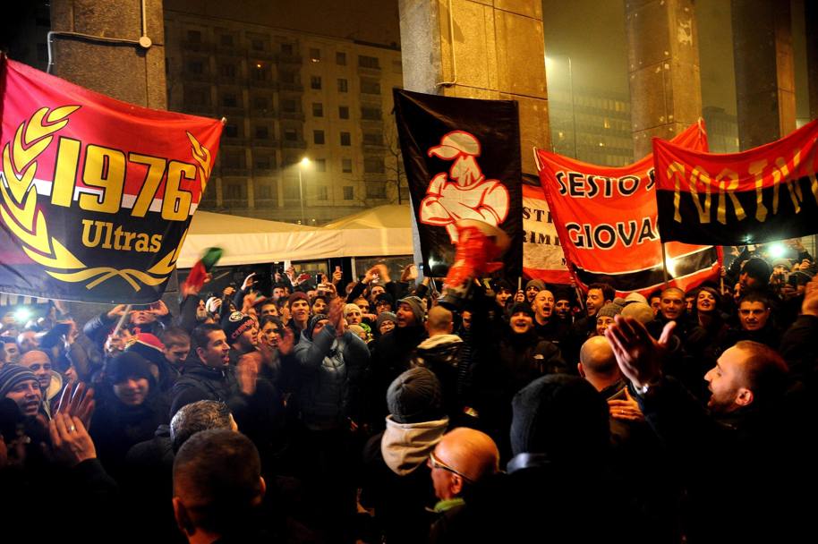 I tifosi rossoneri si riversano nelle strade di Milano per salutare il loro nuovo idolo. Ansa